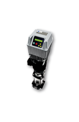 Pumpe mit digitalem Display und Steuerungselementen, montiert auf einem Anschluss.